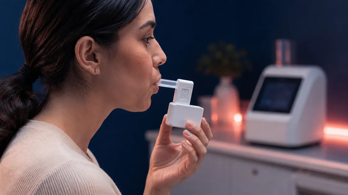 Paciente realizando test de aliento con acompañamiento médico